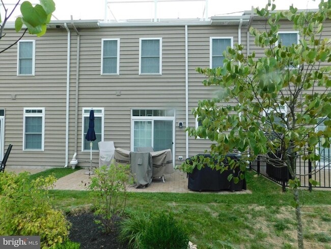 Building Photo - 16740 River View Cir