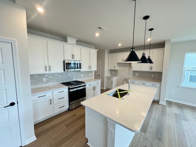 Building Photo - Built in 2024 End Unit with very convenien...