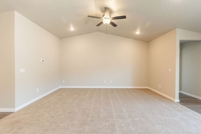 Building Photo - Perfect location for a 4 bed 2 bath with a...
