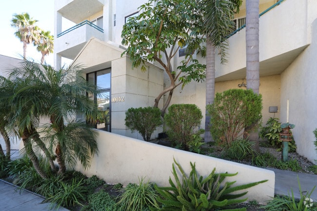Building Photo - Surfwood Palms