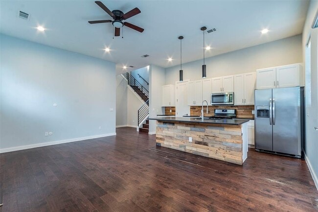 Building Photo - 6405 Chesterfield Ave