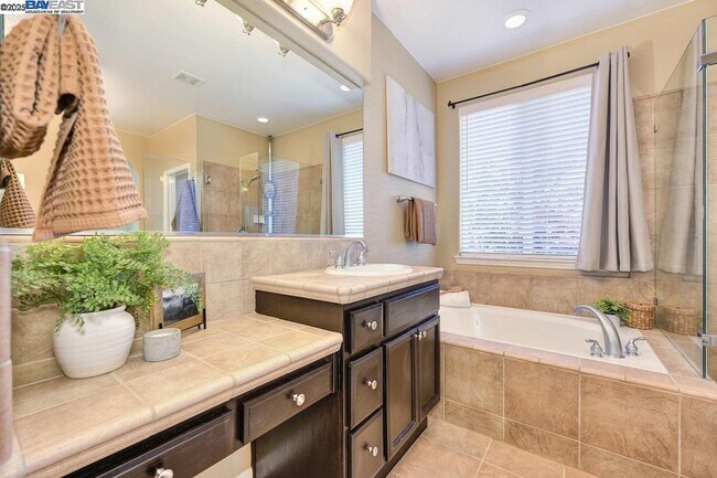 Building Photo - 1207 Villagio Dr