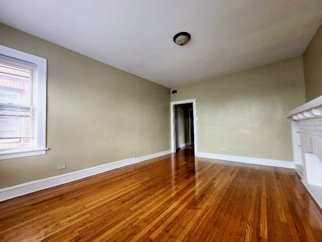Building Photo - 1549 N Waller Ave