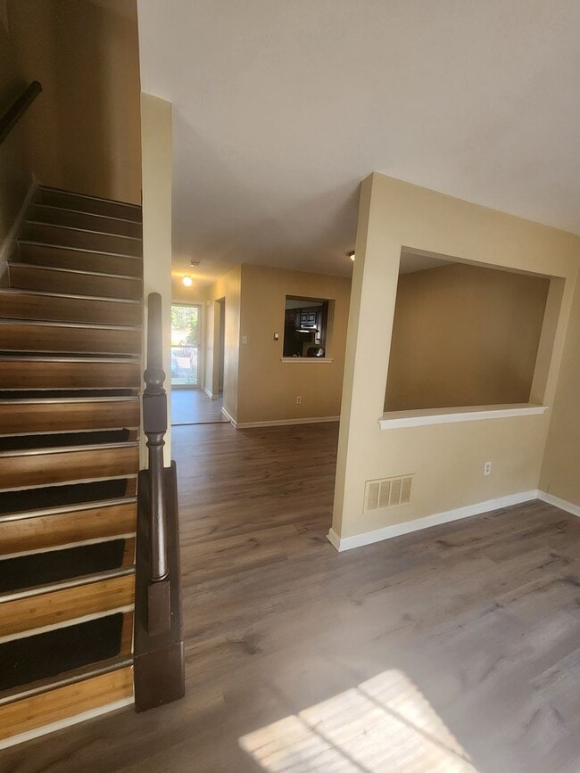 Building Photo - Patriot's Ridge 2 Bd / 1.5 Bth Condo in Ce...