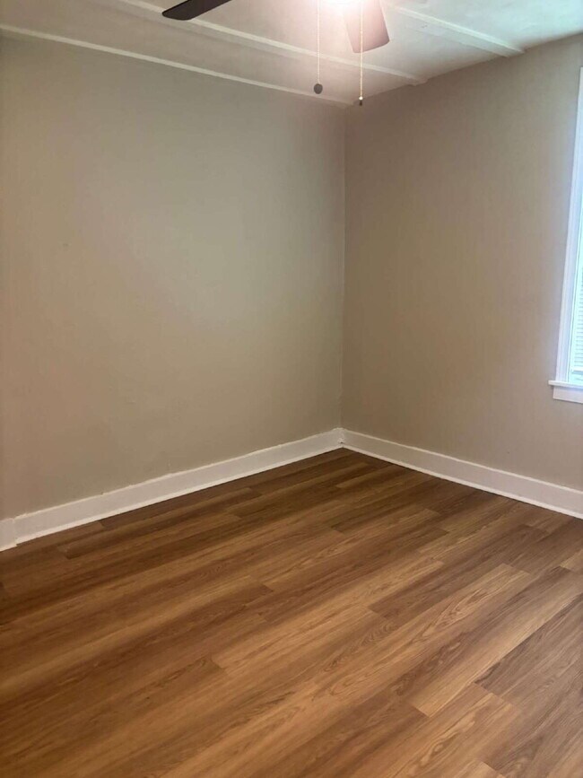 Building Photo - Charming 3 Bed/1 Bath Available Now