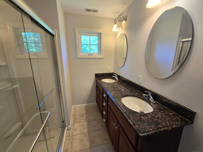 Building Photo - 19 Oak Branch Dr