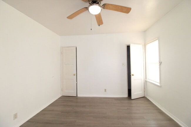 Building Photo - 2828 W Vernon Ave