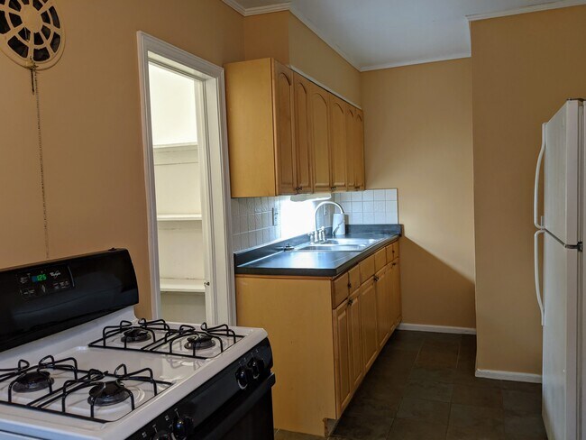 Building Photo - Charming 1 Bedroom Duplex in Buckhead!
