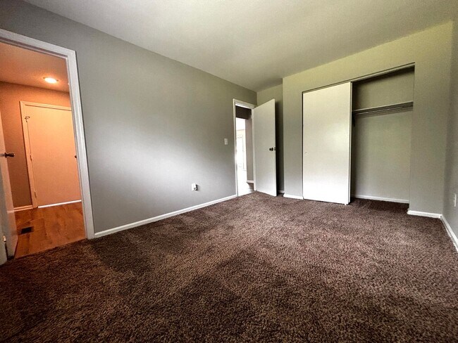 Building Photo - Beautiful 2 bed 1.5 bath Duplex with spacious backyard!