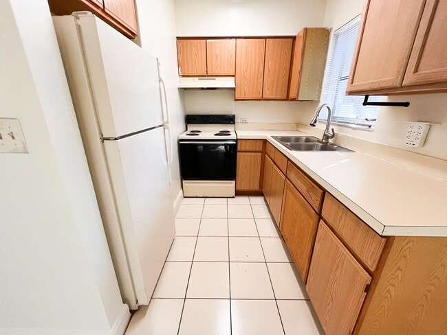 Building Photo - 1021 NE 8th Ave