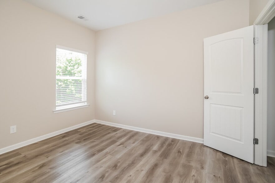 Building Photo - 194 Renford Rd