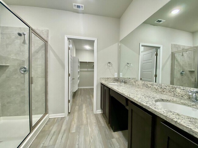 Building Photo - Luxury 3/2 Townhome in Cibolo