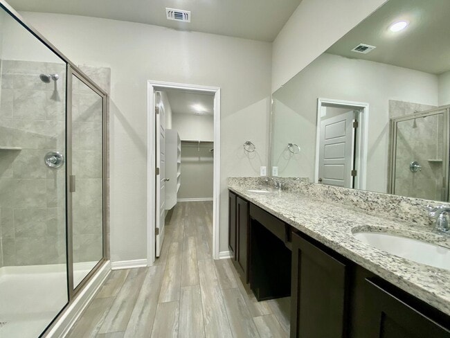 Building Photo - Luxury Townhouse in Cibolo