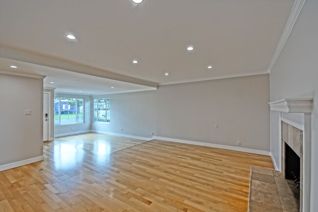 Building Photo - NEWLY REMODELED, BRIGHT & AIRY HOLLYGLEN HOME W/ REAR YARD/PATIO, 2 LIVING AREAS & BRAND NEW KITC...