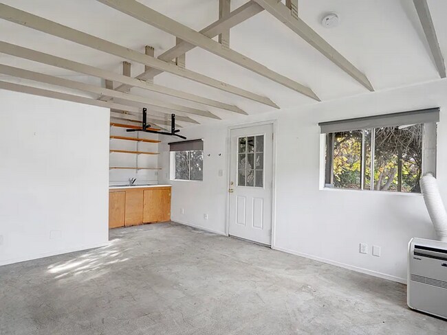 Building Photo - 1044 Manzanita St