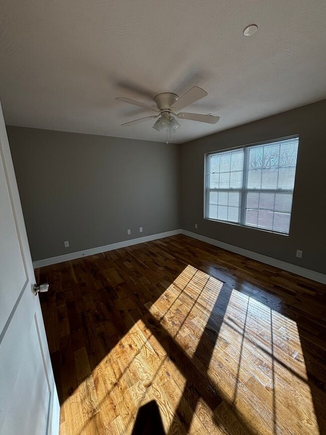 Building Photo - 1316 E Blaine St