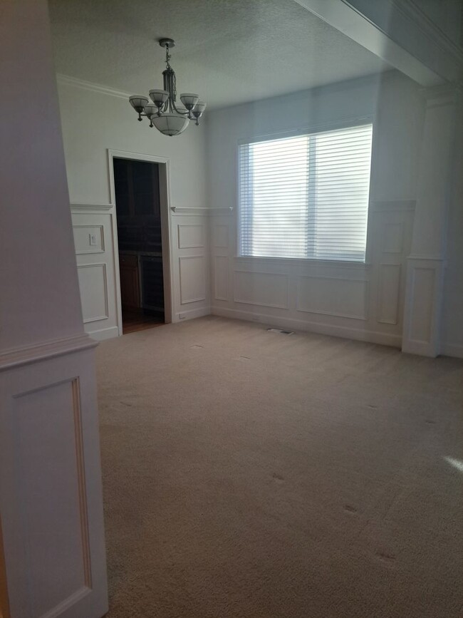 Building Photo - 5 / 6 Bedroom 3 full bath - 3 car garage -...