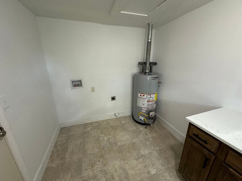 Building Photo - 204 S 11th St