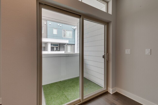 Building Photo - *Beautiful Modern 3 Bed Kirkland Townhome Available Now!*