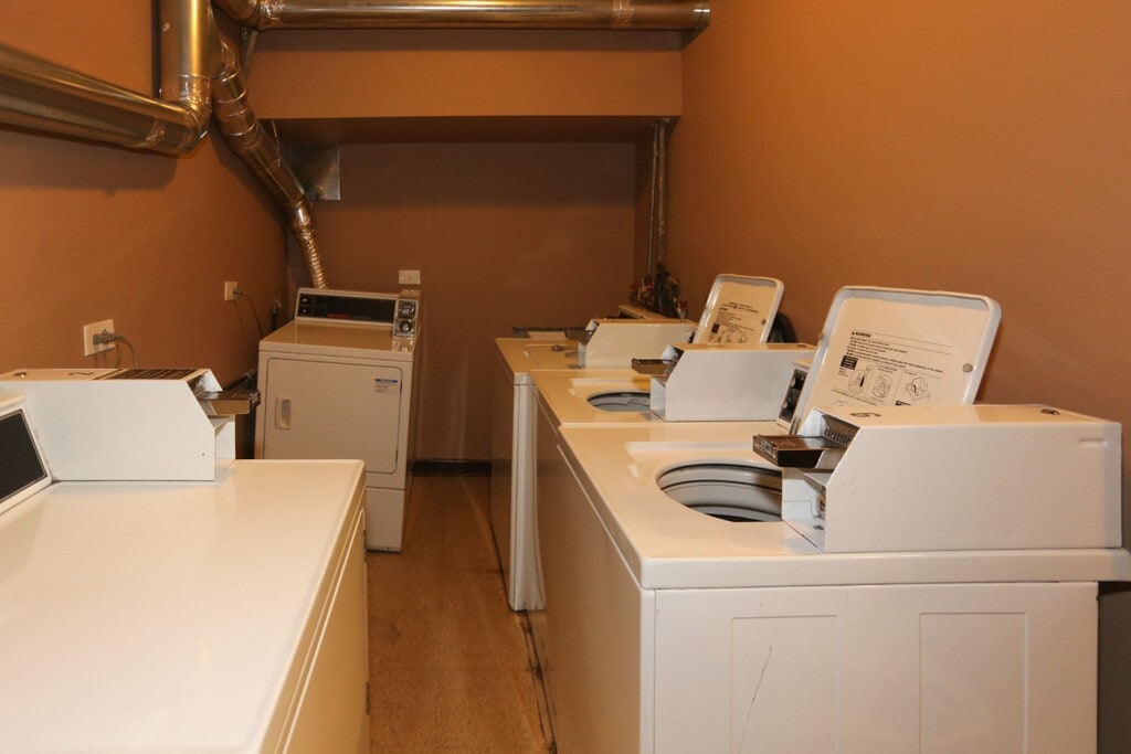 Building Photo - 515 W Briar Pl