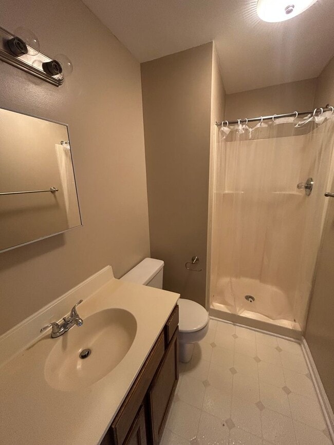 Building Photo - 2 Bedroom Townhome Available now!