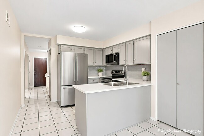 Building Photo - 246 Shadow Bend Dr