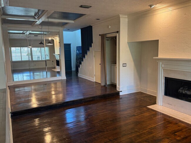 Building Photo - Large Executive Carrollwood Townhome
