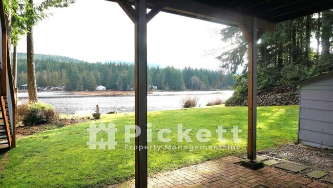 Building Photo - 3 Bedroom Lake Front Home on Lake Tahuyeh