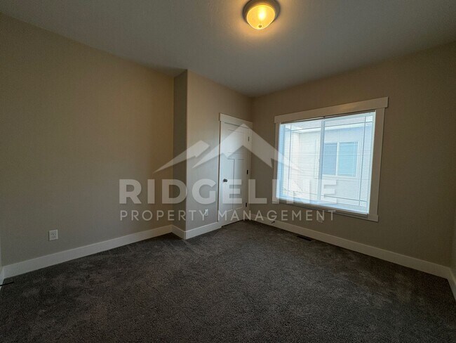 Building Photo - 664 S Saturn Ave