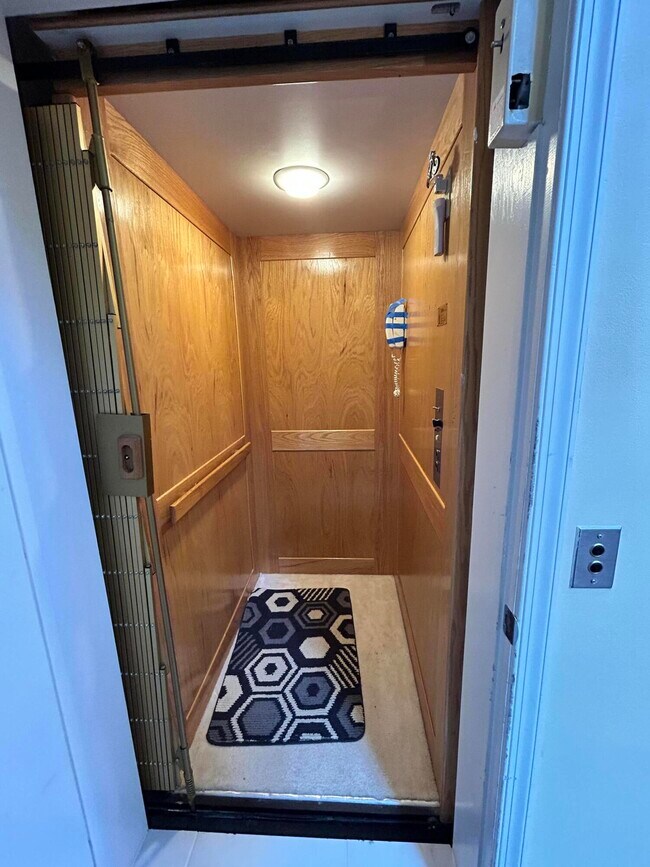 Building Photo - 7348 Lake Meadow Way