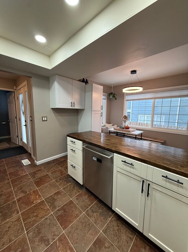 Building Photo - NEW YEAR NEW HOME! 3 bed, 2.5 bath, 2 car garage in South Anchorage