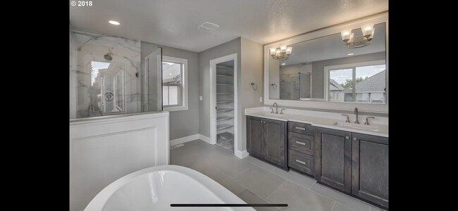 Building Photo - Stunning Executive Home in Cedar Mill/Beth...