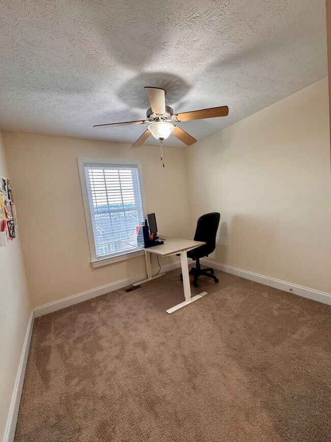 Building Photo - Townhouse for Rent in Spring Oaks!