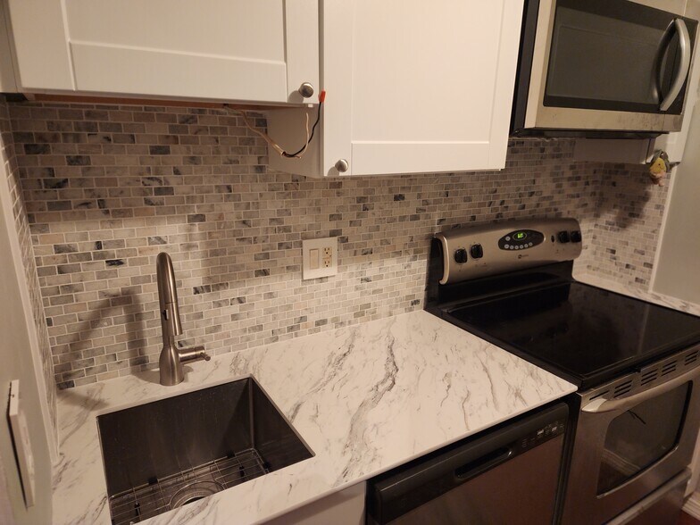 Building Photo - 220 Main St