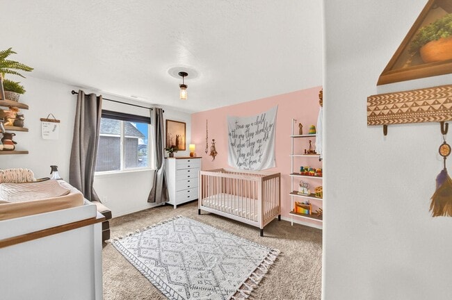Building Photo - Gorgeous 4-Bdr with fully fenced yard in b...