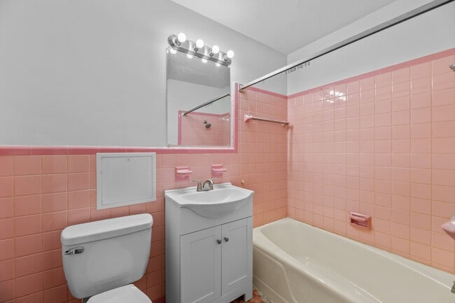 Building Photo - 607 Pinetree Dr