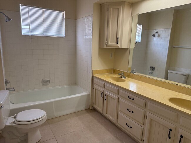 Building Photo - Great location.  4 Br, 1 3/4 Ba, 2 living areas, spacious yard.