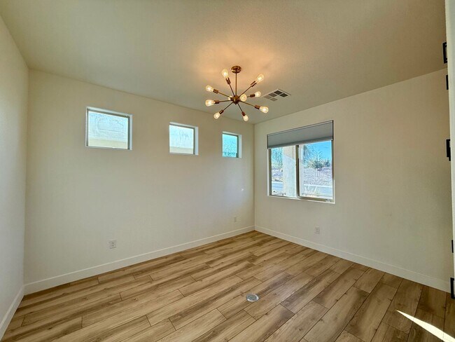 Building Photo - 3/BD 2.5/BA Contemporary Comfort in a Prime Location!