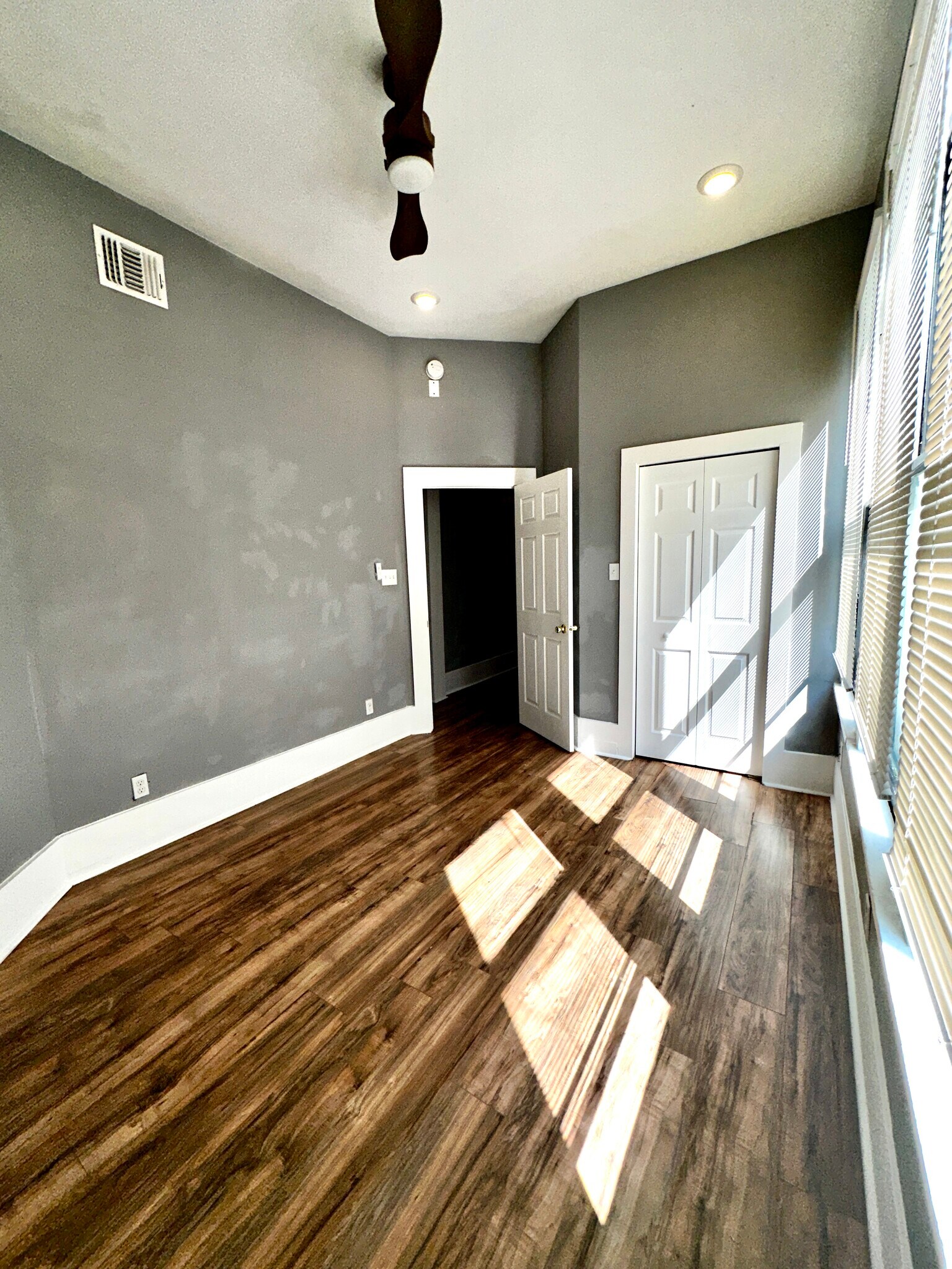 Building Photo - 2511 N Flores St