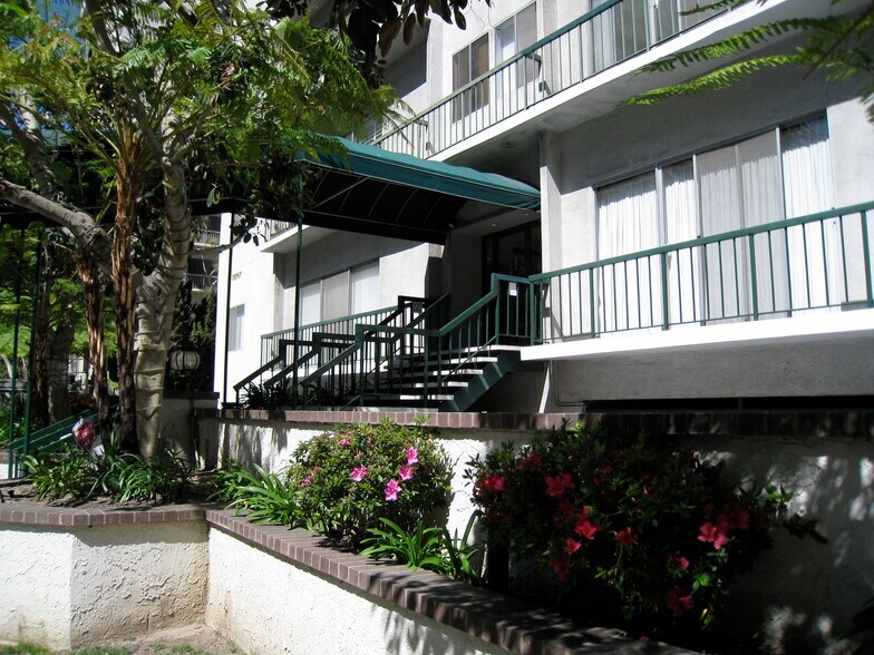 main entrance - 10747 Wilshire Blvd