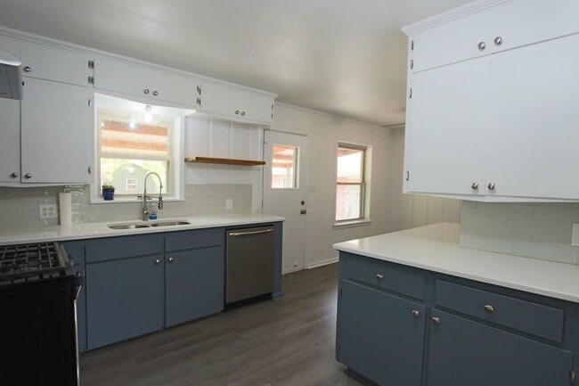 Building Photo - Adorable 3 Bed 2 Bath in Tyler with TWO Li...