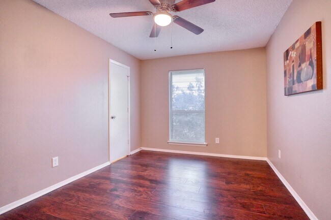 Building Photo - 413 Lakeway Dr