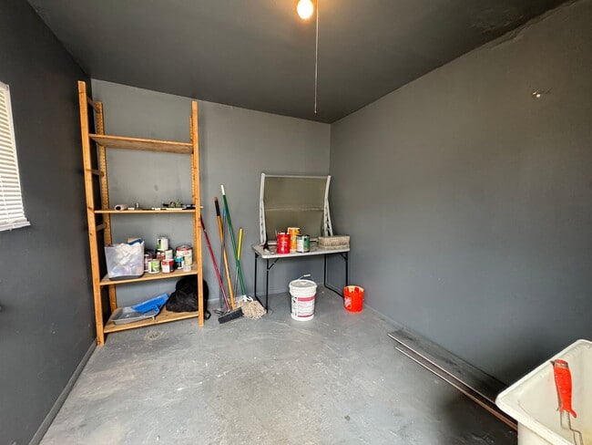 Building Photo - 1 BR 1Ba with enclosed Porch/Patio, fenced yard, RV Parking