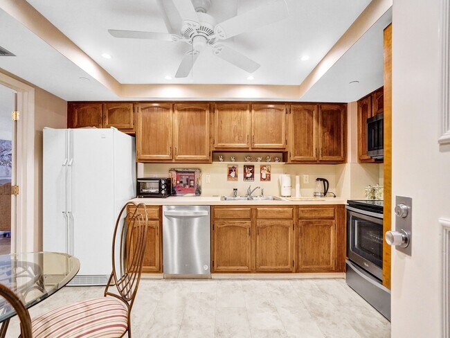Building Photo - 3200 Port Royale Dr S