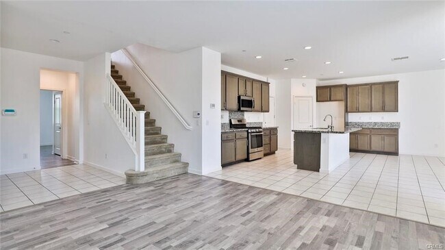 Building Photo - 2832 E Clementine Dr