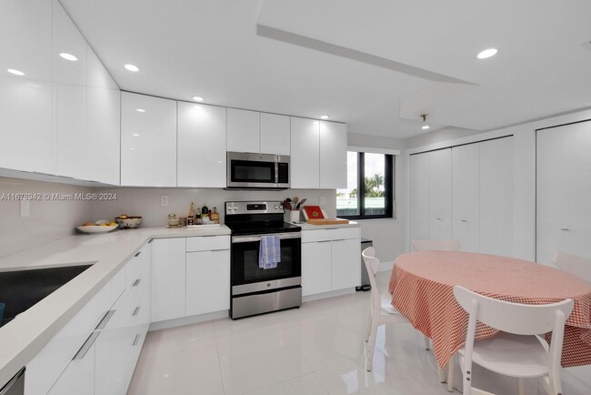 Building Photo - 650 Ocean Dr