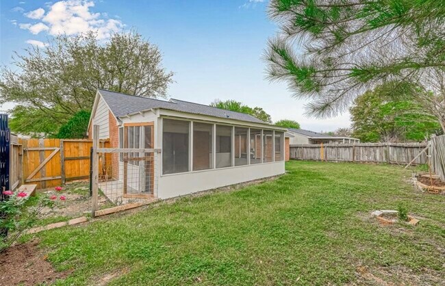 Building Photo - 16910 Cairngale St
