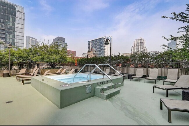 Building Photo - 400 N La Salle Dr