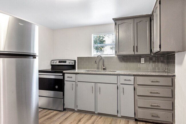 Building Photo - 107 E 11th St