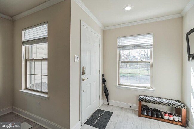 Building Photo - 1855 Creekview Ln